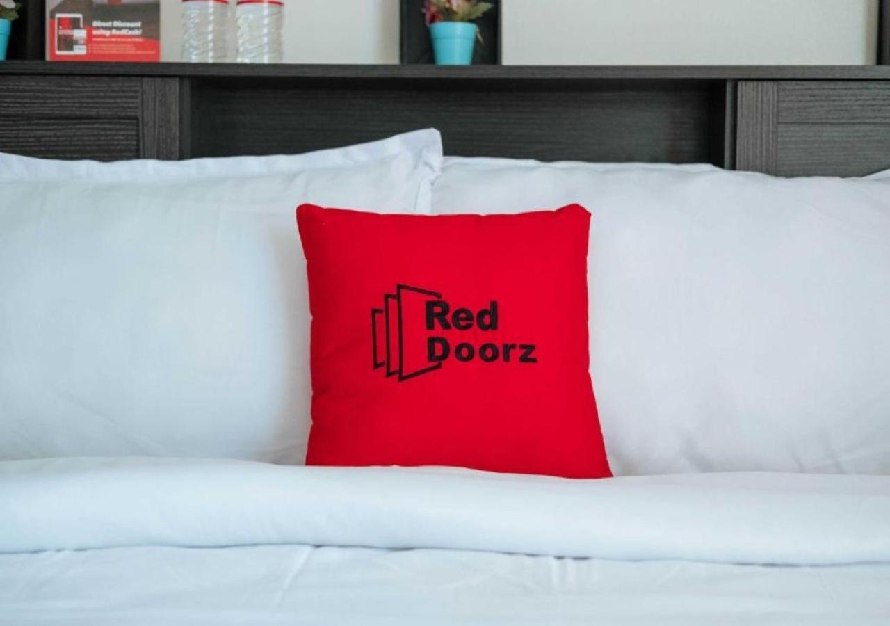 RedDoorz Plus near Mango Avenue Cebu Stadt Exterior foto